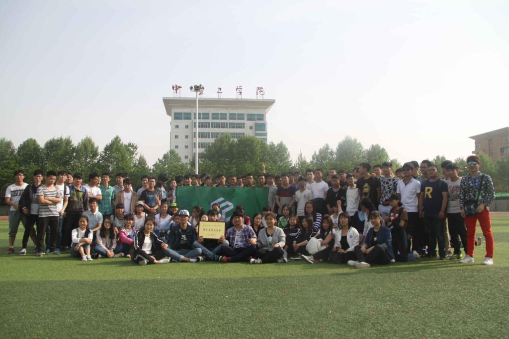 学生会与志愿者合影