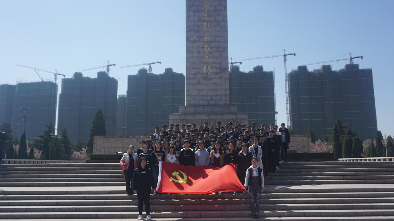 祭扫活动师生合影