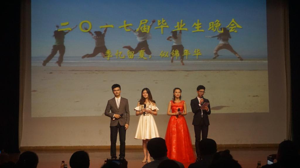 晚会主持人合影