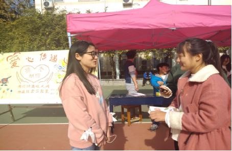 捐赠者接受记者采访