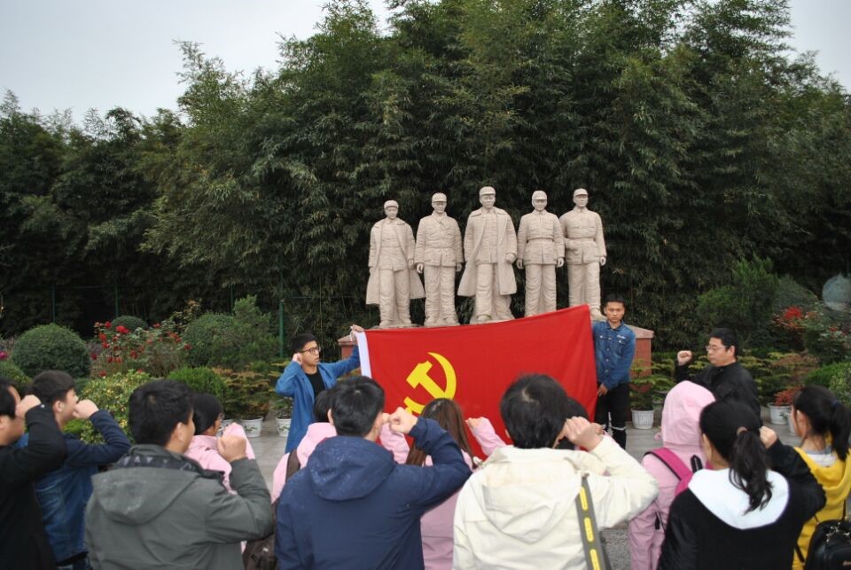 师生重温入党誓词